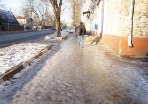 A man dies in Baku after falling on icy road