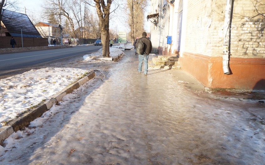 В Баку мужчина умер, упав на покрывшейся льдом дороге