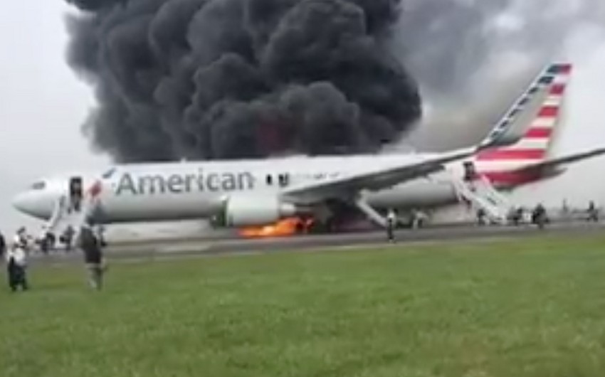 Поломка двигателя стала причиной возгорания самолета в аэропорту Чикаго