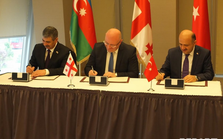 В Батуми состоялась трехстороння встреча министров обороны Азербайджана, Грузии и Турции
