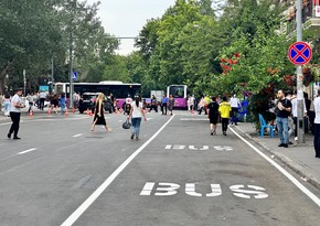 На еще одной улице в Баку нанесены линии разметки автобусной полосы