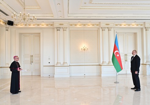 Ильхам Алиев принял верительные грамоты посла Ватикана в Азербайджане 
