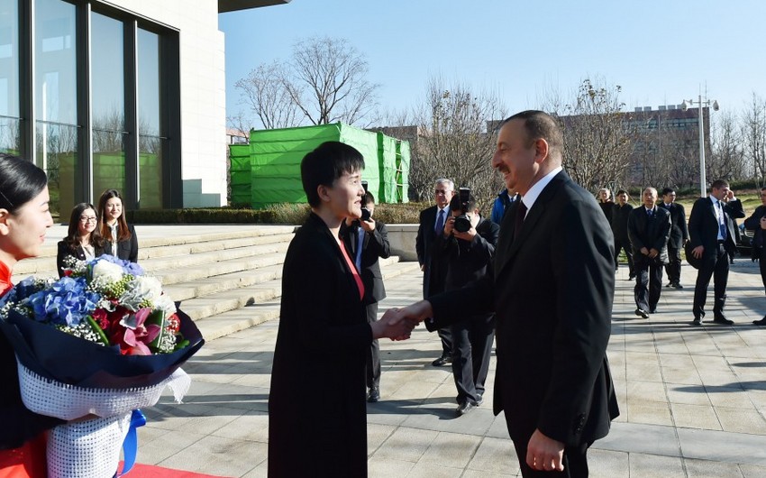Президент Ильхам Алиев побывал в Выставочном центре компании Huawei в Пекине