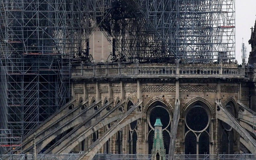 Французские пожарные предотвратили обрушение собора Нотр-Дам в последний момент