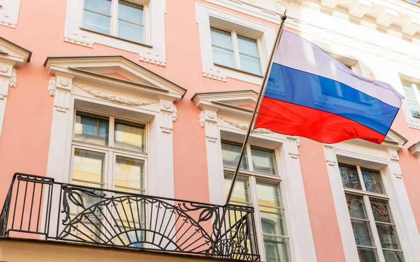 Estoniyadakı səfirliyin dəftərxanasının binası üzərindən Rusiya bayrağı qoparılıb