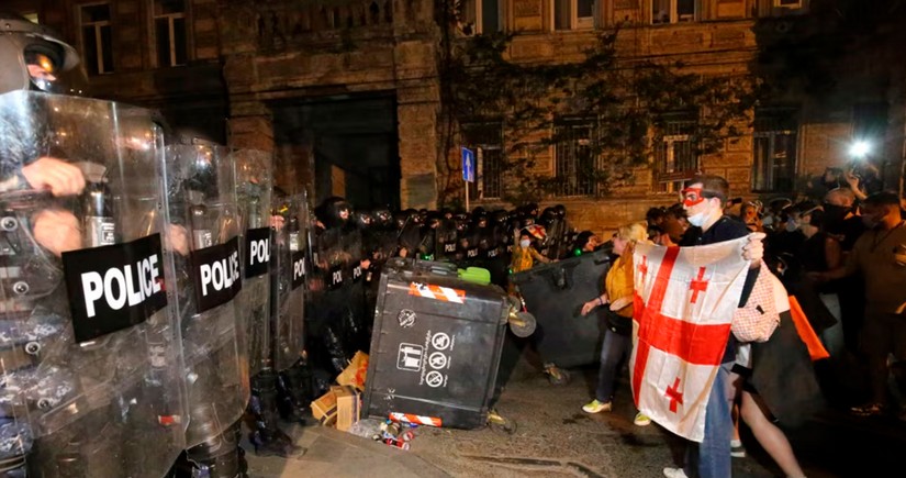 Gürcüstan polisi parlament binasının qapılarını sındırmaq istəyən etirazçıların qarşısını alıb