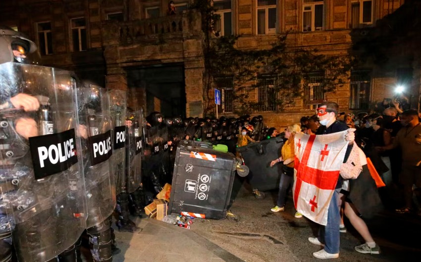 Gürcüstan polisi parlament binasının qapılarını sındırmaq istəyən etirazçıların qarşısını alıb