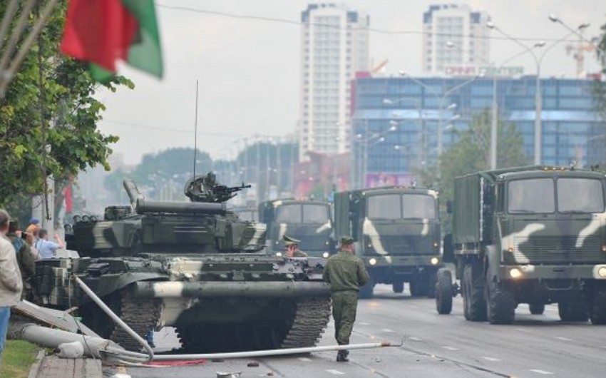 Minskdə tank paradın məşqləri zamanı dirəyə çırpılıb - FOTO