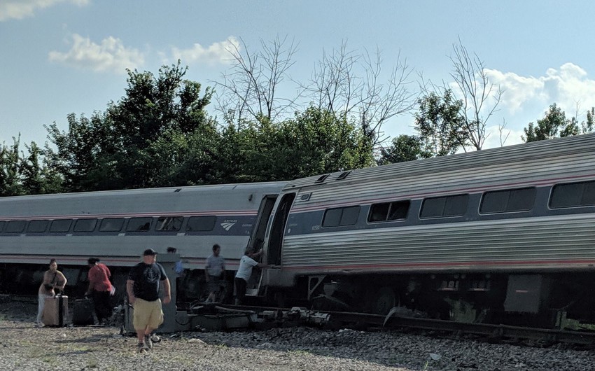 В США пассажирский поезд протаранил автомобиль