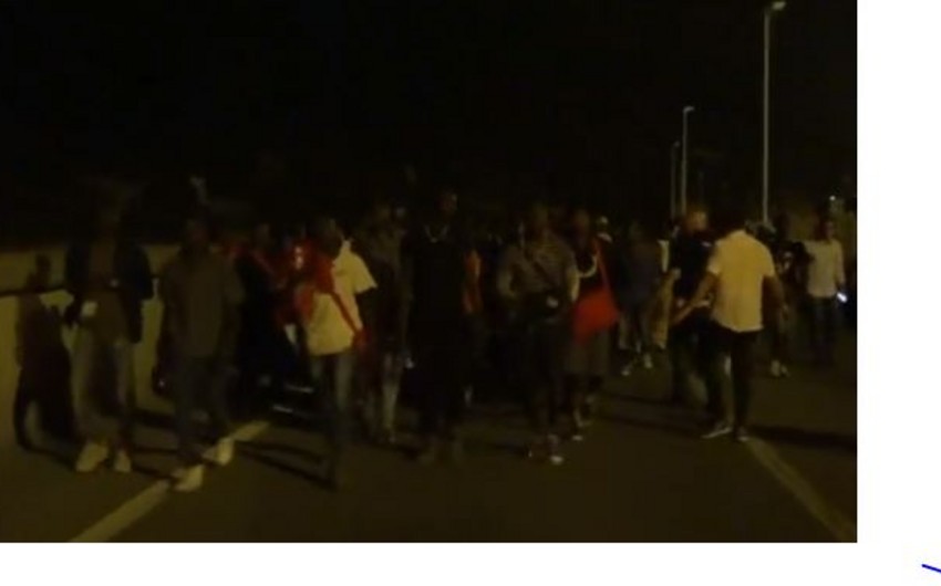 Итальянская полиция использовала слезоточивый газ против мигрантов - ВИДЕО