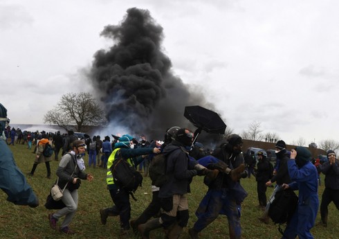 Во Франции десятки человек пострадали после применения полицией резиновых пуль и дымовых шашек для разгона акции