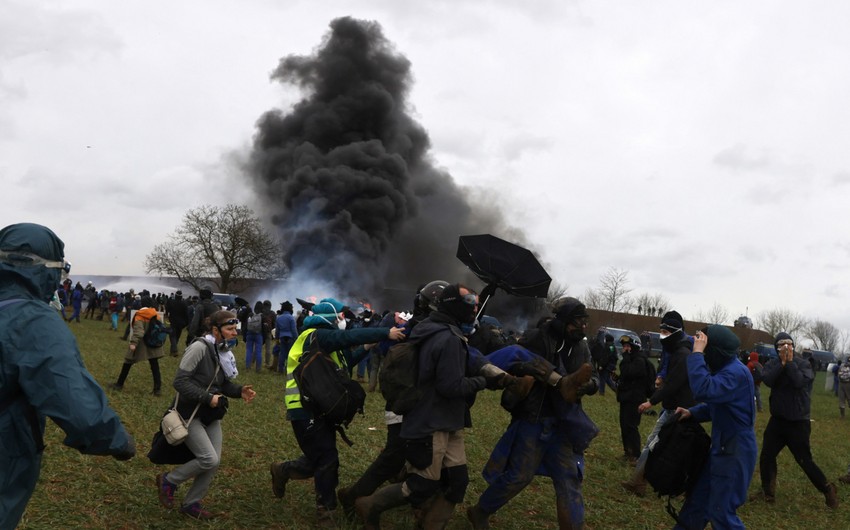 Во Франции десятки человек пострадали после применения полицией резиновых пуль и дымовых шашек для разгона акции