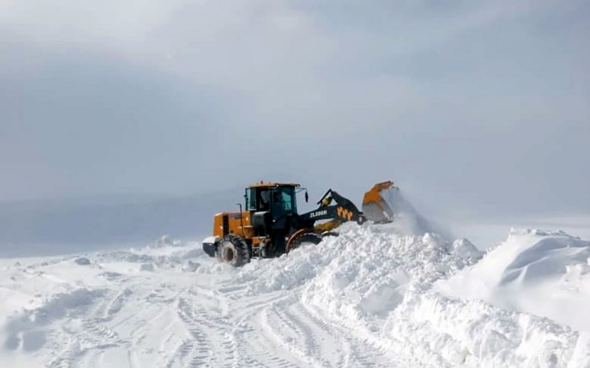 МО: В прошлом месяце в Кяльбаджаре, Лачыне и Дашкесане от снега очищено почти 3600 км дорог