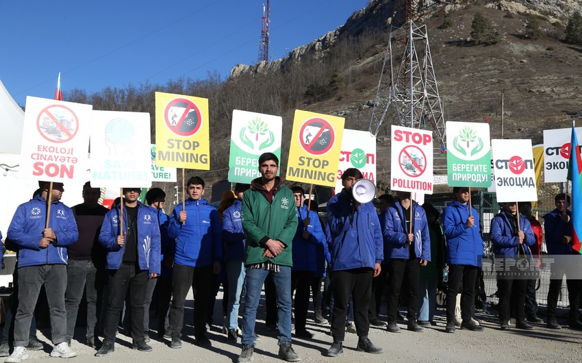 Экоактивисты продолжают акцию на дороге Ханкенди-Лачын в День солидарности азербайджанцев мира
