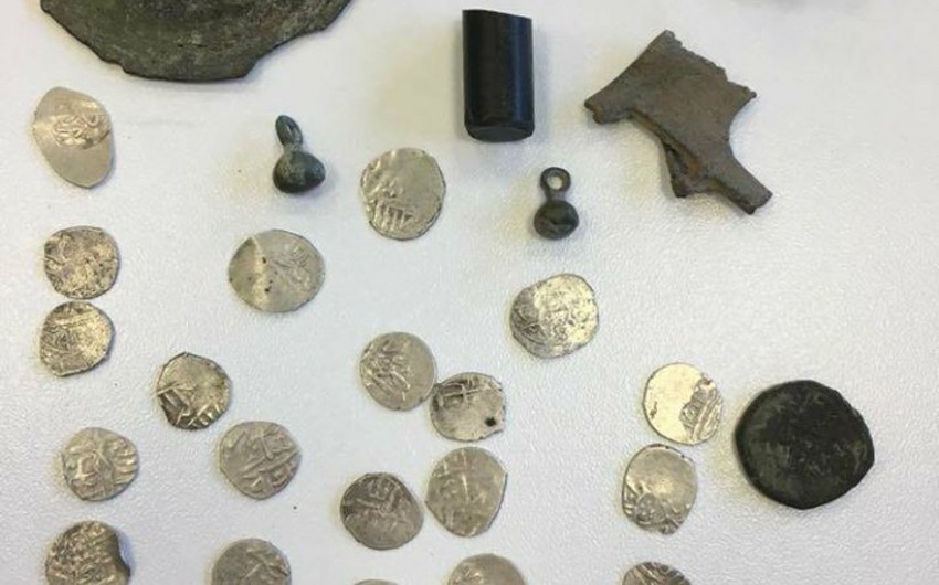 В Баку в пассажирском автобусе обнаружены древние серебряные и медные монеты