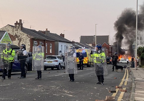 В ходе беспорядков в Великобритании арестованы более 90 человек  