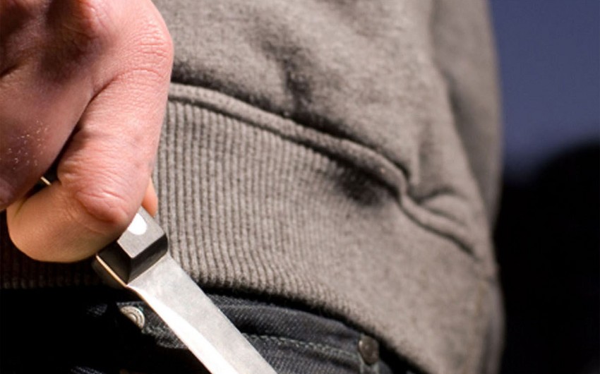 В Баку таксист с подельником напали с ножом на женщину