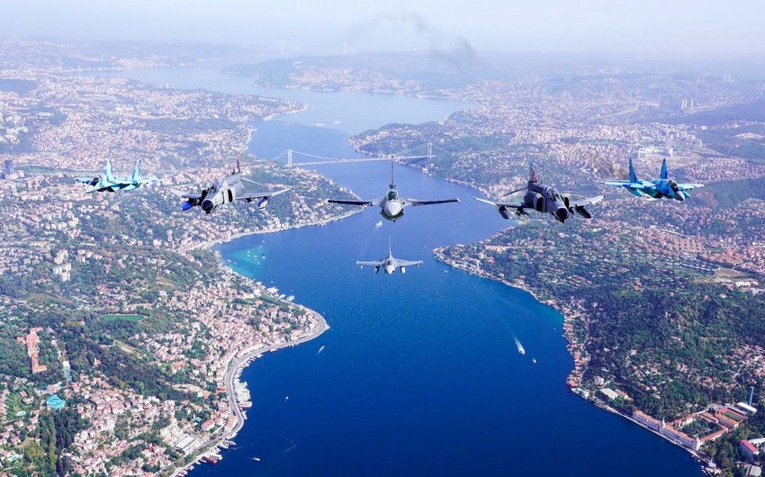 Азербайджанские истребители совершили образцовые полеты в небе над Стамбулом