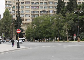 На одном из центральных проспектов Баку установлен новый запрещающий знак - ВИДЕО