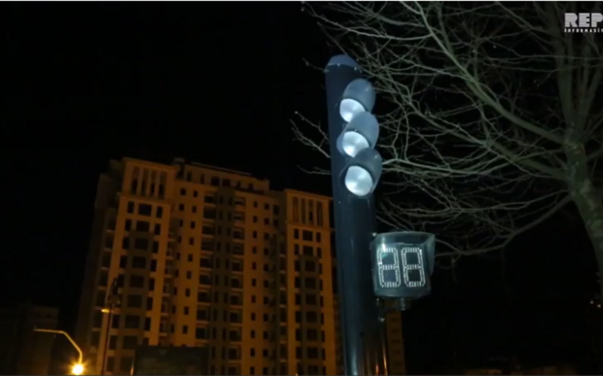 Неисправность светофора в Баку ввела водителей в заблуждение - ВИДЕО