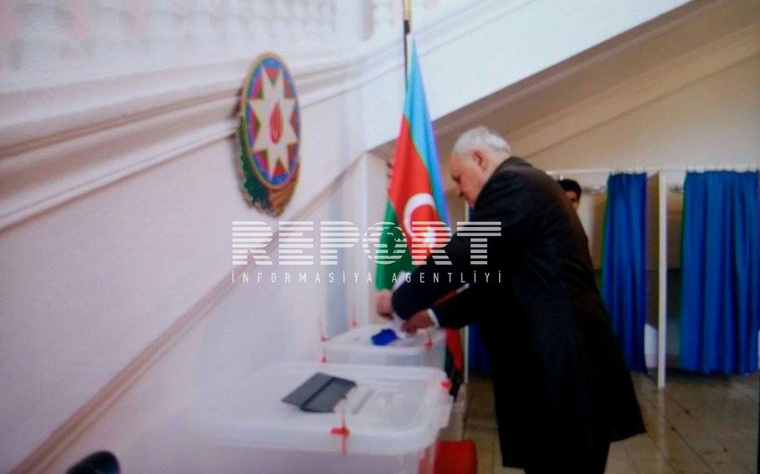 ​Министр Октай Ширалиев принял участие в голосовании - ФОТО