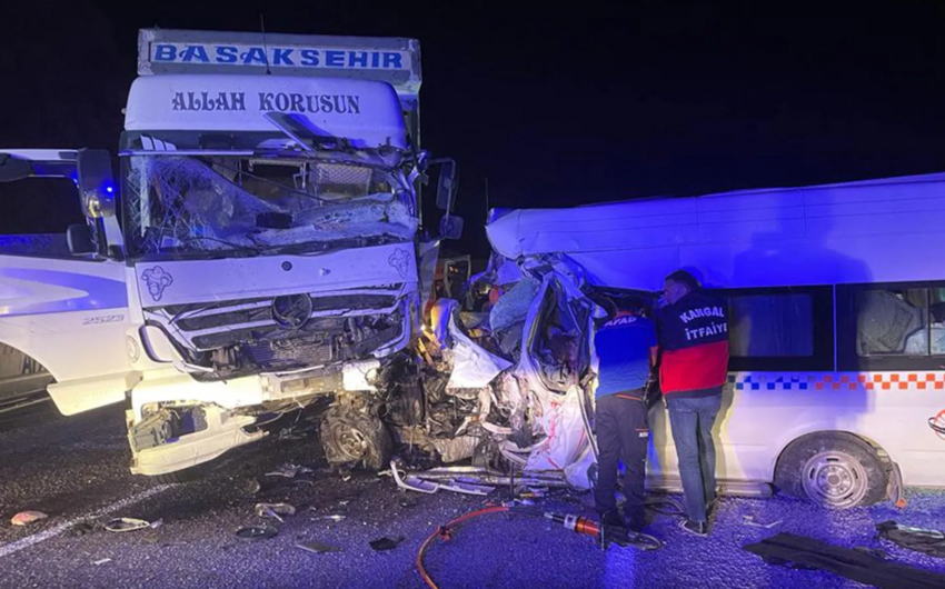 8 killed, 10 injured in deadly road accident in Turkiye
