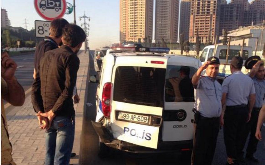 В Баку автомобиль сонного водителя столкнулся с машиной ППС - ФОТО