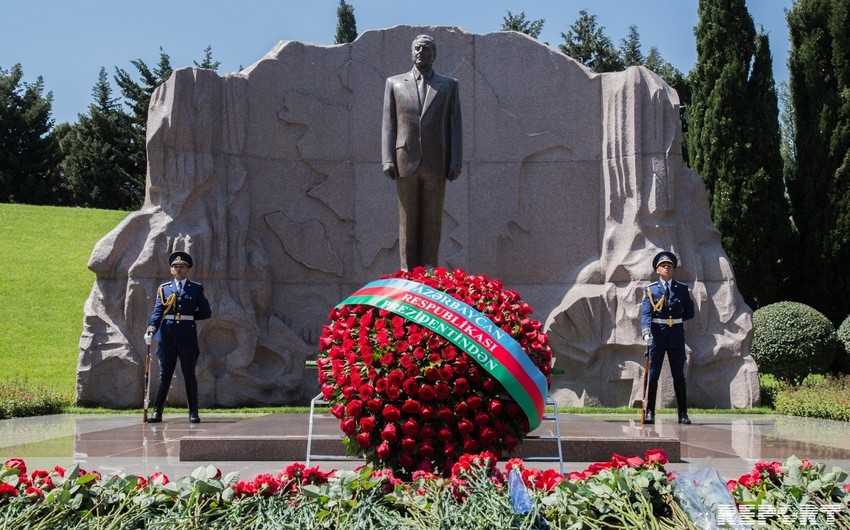 Azerbaijan commemorates 15th anniversary of death of nationwide leader Heydar Aliyev