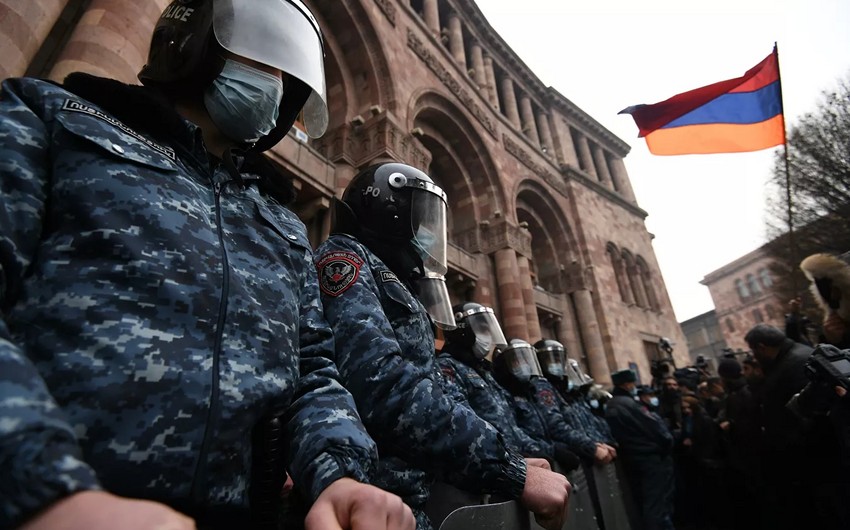 Etirazçılar Yerevanda hökumət binasına soxulublar