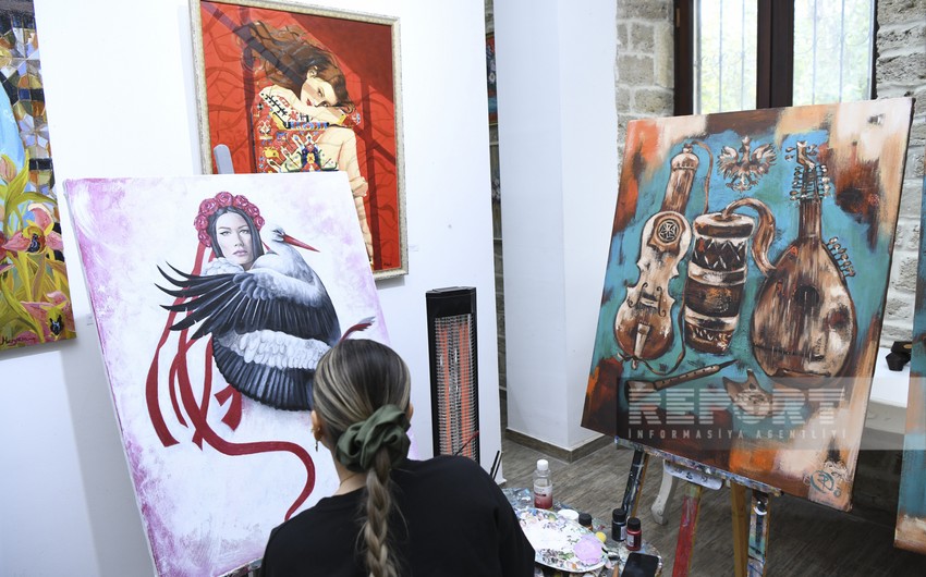 Азербайджанские художники представили картины, посвященные истории и культуре Польши