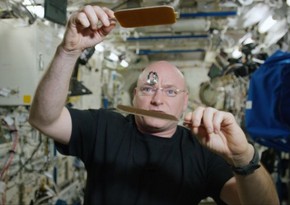 Astronaut uses special paddles to play in gravity with a floating ball of water - VIDEO