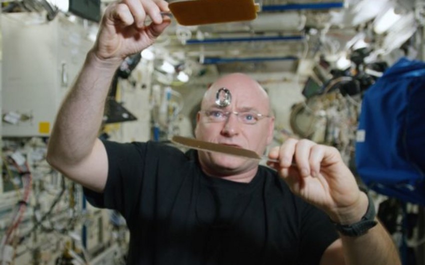 Astronaut uses special paddles to play in gravity with a floating ball of water - VIDEO