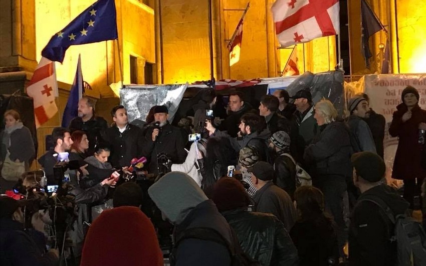 Gürcüstan parlamentinin qarşısında etiraz aksiyası keçirilir