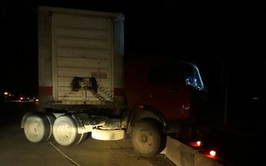 На Абшероне грузовик врезался в ограждение, водитель получил ранения