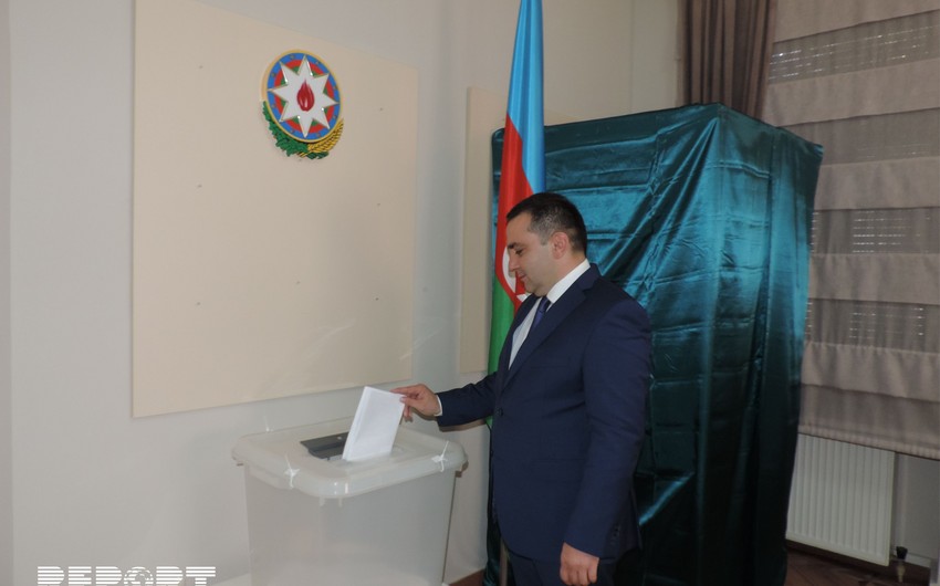 Azerbaijanis in Batumi voting in Consulate General