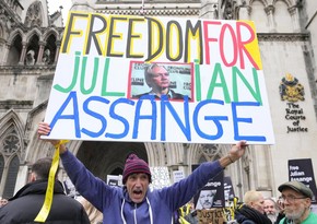 Rally in support of Assange in front of High Court in London