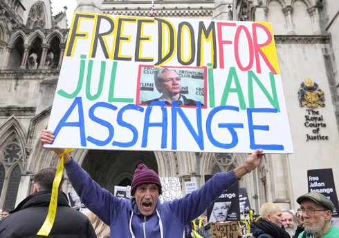 Перед зданием Высокого суда в Лондоне проходит акция в поддержку Ассанжа
