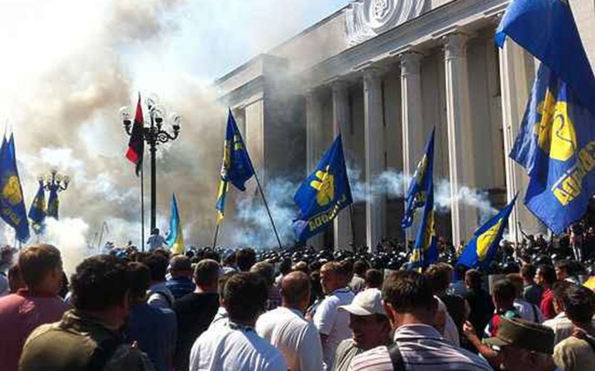 Ukrayna parlamenti qarşısında törədilən partlayışda 2 asayiş keşikçisi ölüb