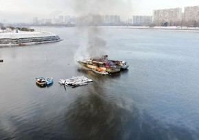 Moskva çayında gəmi yanıb
