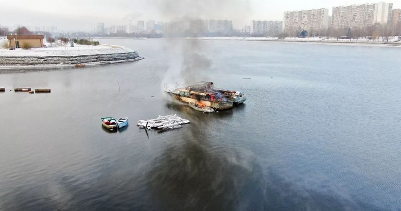Moskva çayında gəmi yanıb