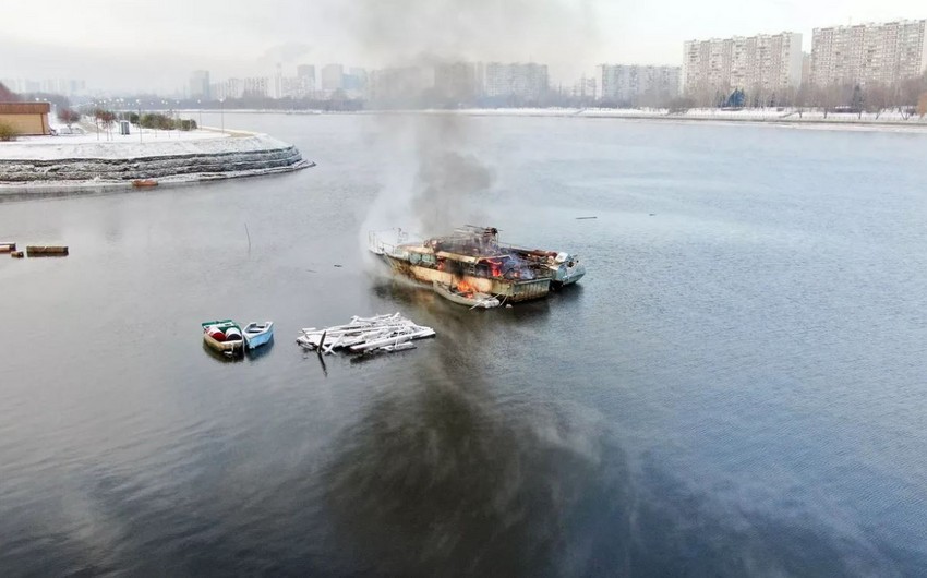 На Москве-реке загорелось судно