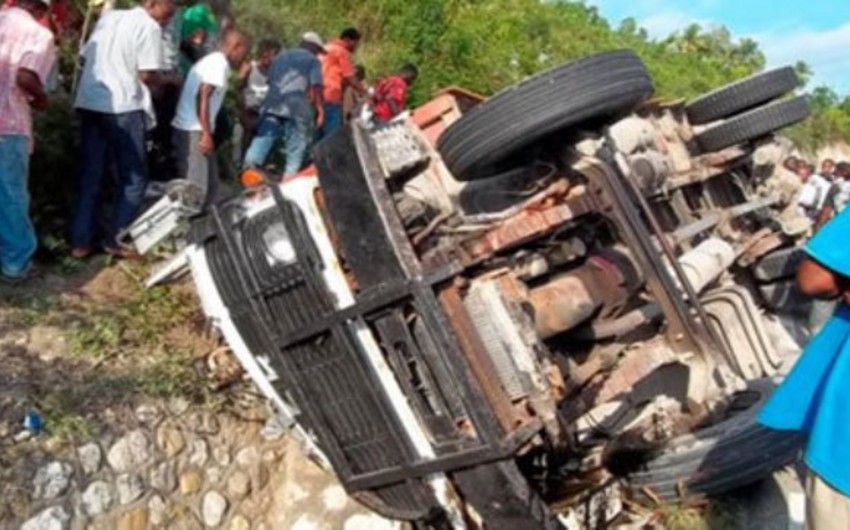 Kosta-Rikada avtobus dərəyə aşıb, 11 nəfər ölüb