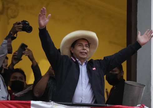 Педро Кастильо официально выступил в должность президента Перу