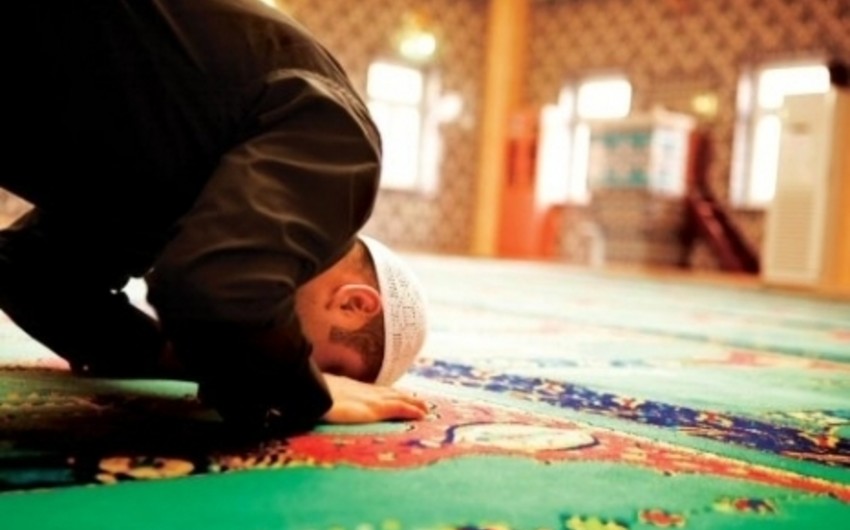 В одной из мечетей Азербайджана у мужчины из кармана украли 3500 манатов