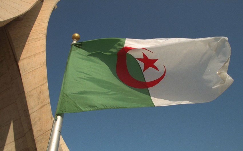 Алжир отзывает посла из Испании