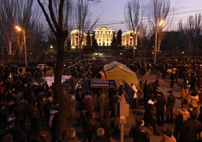 У парламента в Ереване остались ночевать почти две сотни оппозиционеров
