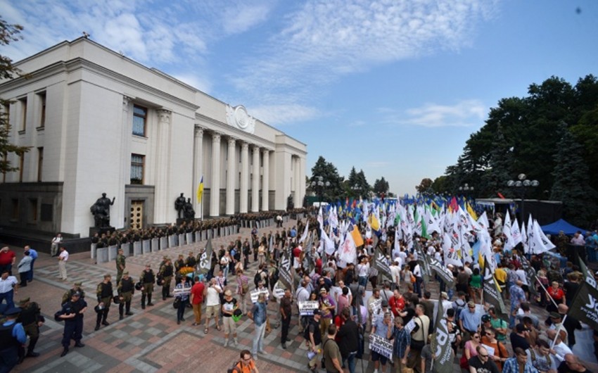 ​Ukraynada Konstitusiya dəyişikliyi: alqışlar, etirazlar, tökülən qan - ŞƏRH