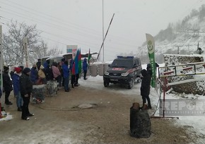 Another car of Russian peacekeepers moves freely on Khankandi-Lachin road