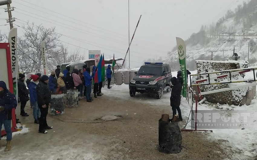 Another car of Russian peacekeepers moves freely on Khankandi-Lachin road