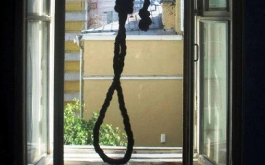 В Баку 40-летняя женщина покончила с собой